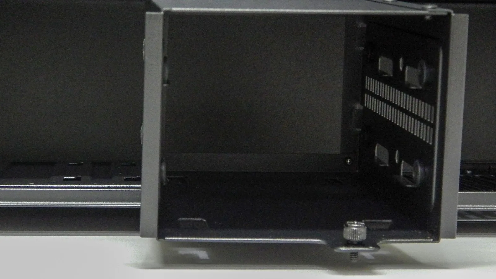 المكان المخصص لتركيب وحدة تخزين HDD أو SSD.