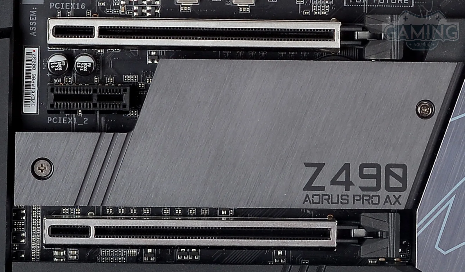 أماكن PCIe الخاصة بـ كارت الشاشة و وحدة التخزين، مع Thermal Guard الخاص بـ تبريد وحدة التخزين.