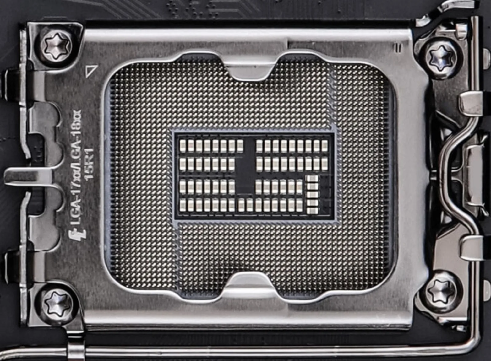 مقبس LGA1700 الخاص باللوحة الأم قبل الفك