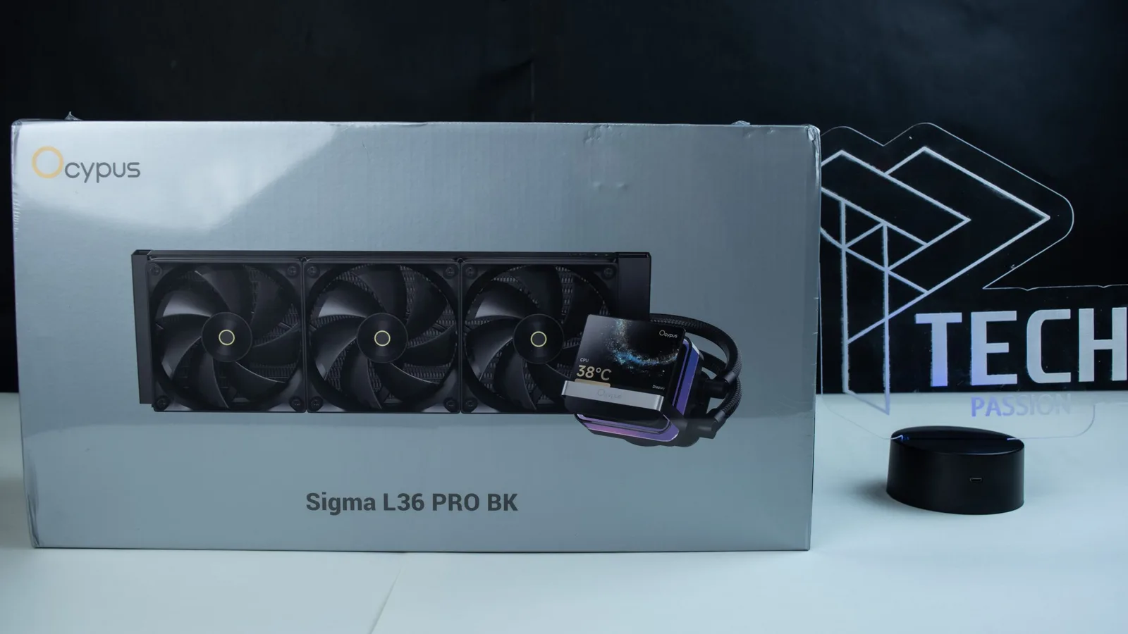 بينما الجانب الأيمن يوجد فقط على اسم المبرد Sigma L36 PRO.