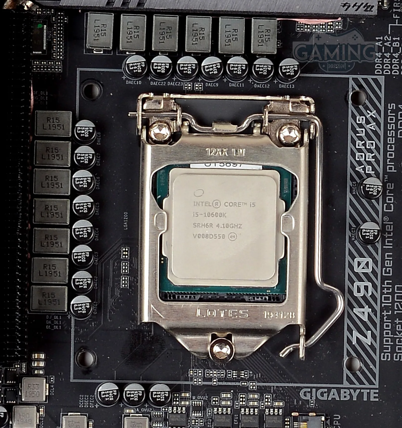 مقبس LGA 1200 مع المعالج Core I5:10600K بـ الإضافة إلى دوائر الطاقة.