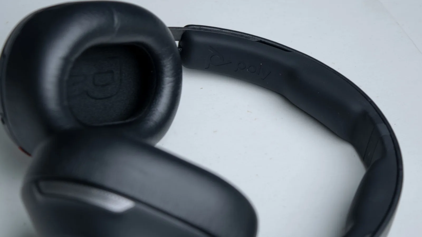 مراجعة سماعة Voyager Surround 80 UC Wireless