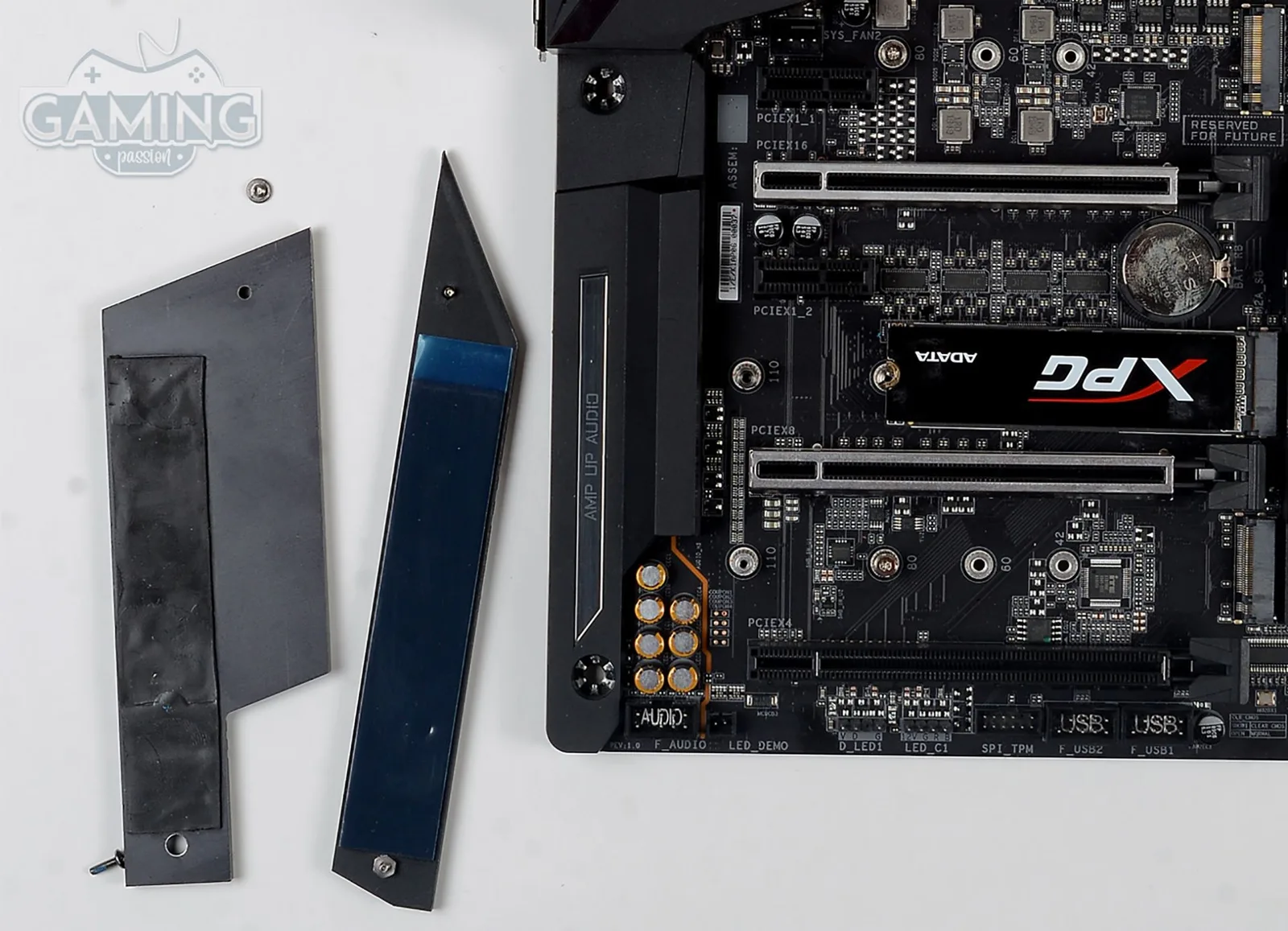 أماكن PCIe الخاصة بـ كارت الشاشة و وحدة التخزين، مع Thermal Guard الخاص بـ تبريد وحدة التخزين.