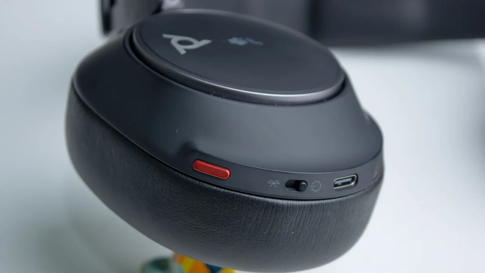مراجعة سماعة Voyager Surround 80 UC Wireless